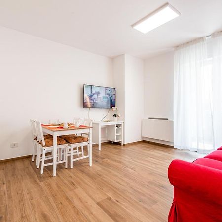 Central Station Apt With Parking Бари Экстерьер фото